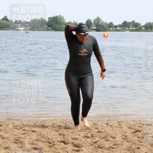 15.06.2025 - 27. Vierlanden-Triathlon Lena Gebhardt http://msf.ph/oto/8035193 15.06.2025 11:21:36 Schwimmen 905 meine-sportfotos.de