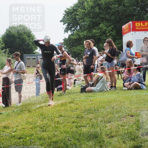 15.06.2025 - 27. Vierlanden-Triathlon KatJ http://msf.ph/oto/8035195 15.06.2025 11:19:54 Schwimmen 899, 915 meine-sportfotos.de