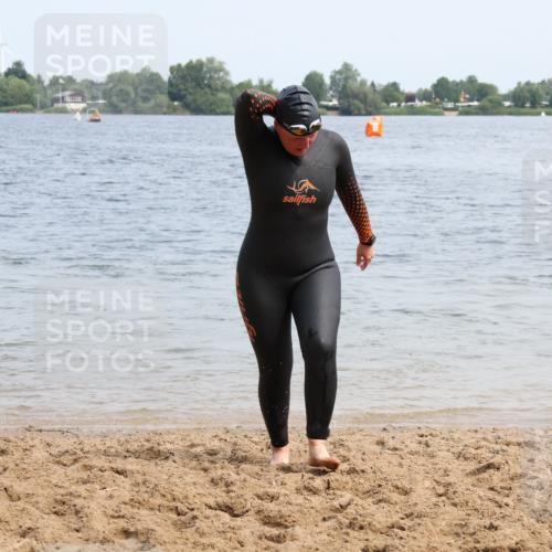 15.06.2025 - 27. Vierlanden-Triathlon Lena Gebhardt http://msf.ph/oto/8035197 15.06.2025 11:21:36 Schwimmen 905 meine-sportfotos.de