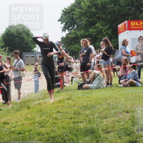 15.06.2025 - 27. Vierlanden-Triathlon KatJ http://msf.ph/oto/8035199 15.06.2025 11:19:54 Schwimmen 899, 915 meine-sportfotos.de