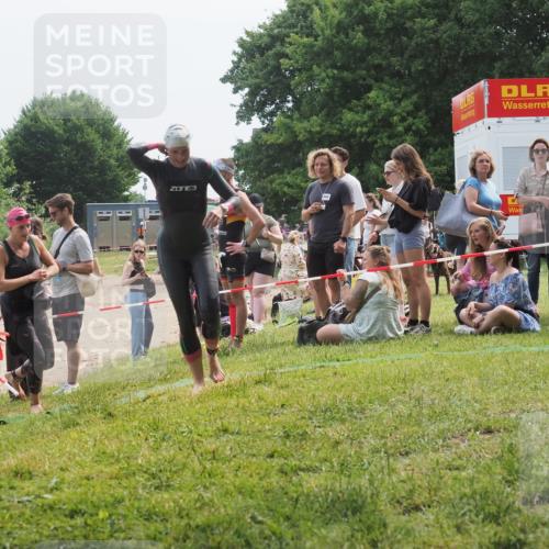15.06.2025 - 27. Vierlanden-Triathlon KatJ http://msf.ph/oto/8035202 15.06.2025 11:19:54 Schwimmen 899, 915 meine-sportfotos.de