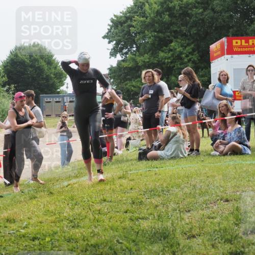 15.06.2025 - 27. Vierlanden-Triathlon KatJ http://msf.ph/oto/8035207 15.06.2025 11:19:54 Schwimmen 899, 915 meine-sportfotos.de