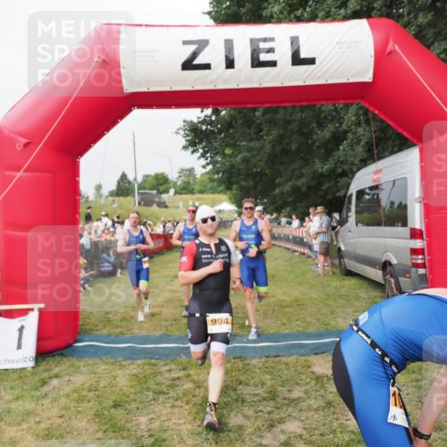 21.06.2025 - 27. Vierlanden-Triathlon MichiJ http://msf.ph/oto/8035211 15.06.2026 12:59:17 Ziel 994, 1014, 1015, 1016, 1018 meine-sportfotos.de