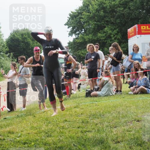 15.06.2025 - 27. Vierlanden-Triathlon KatJ http://msf.ph/oto/8035212 15.06.2025 11:19:54 Schwimmen 899, 915 meine-sportfotos.de