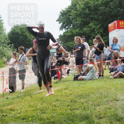 15.06.2025 - 27. Vierlanden-Triathlon KatJ http://msf.ph/oto/8035216 15.06.2025 11:19:55 Schwimmen 899, 915 meine-sportfotos.de