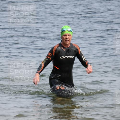 15.06.2025 - 27. Vierlanden-Triathlon Lena Gebhardt http://msf.ph/oto/8035218 15.06.2025 11:21:57 Schwimmen 917 meine-sportfotos.de