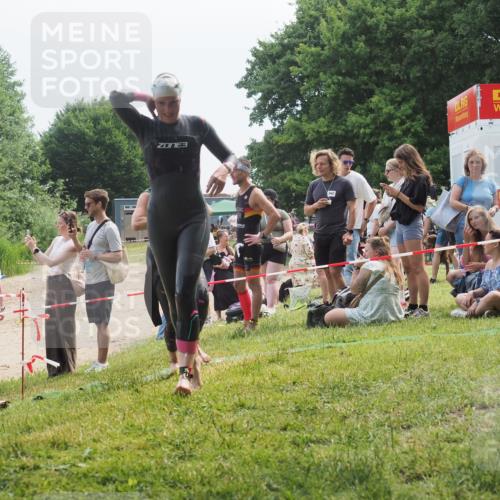 15.06.2025 - 27. Vierlanden-Triathlon KatJ http://msf.ph/oto/8035224 15.06.2025 11:19:55 Schwimmen 899, 915 meine-sportfotos.de