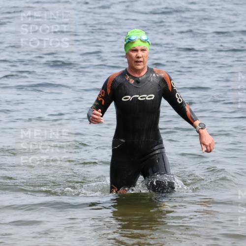 15.06.2025 - 27. Vierlanden-Triathlon Lena Gebhardt http://msf.ph/oto/8035225 15.06.2025 11:21:57 Schwimmen 917 meine-sportfotos.de