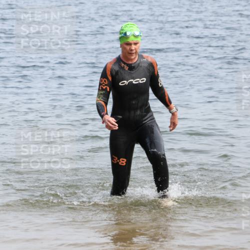 15.06.2025 - 27. Vierlanden-Triathlon Lena Gebhardt http://msf.ph/oto/8035234 15.06.2025 11:22:00 Schwimmen 917 meine-sportfotos.de