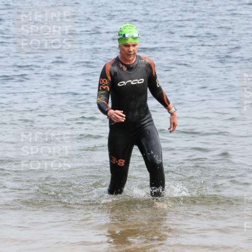 15.06.2025 - 27. Vierlanden-Triathlon Lena Gebhardt http://msf.ph/oto/8035241 15.06.2025 11:22:00 Schwimmen 917 meine-sportfotos.de