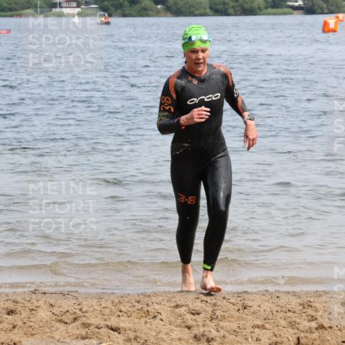 15.06.2025 - 27. Vierlanden-Triathlon Lena Gebhardt http://msf.ph/oto/8035249 15.06.2025 11:22:03 Schwimmen 917, 957 meine-sportfotos.de