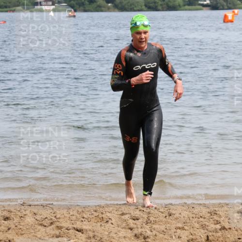 15.06.2025 - 27. Vierlanden-Triathlon Lena Gebhardt http://msf.ph/oto/8035253 15.06.2025 11:22:03 Schwimmen 917, 957 meine-sportfotos.de