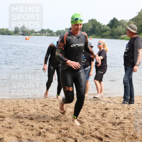 15.06.2025 - 27. Vierlanden-Triathlon Lena Gebhardt http://msf.ph/oto/8035256 15.06.2025 11:22:05 Schwimmen 913, 917, 957 meine-sportfotos.de