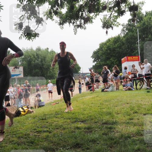 15.06.2025 - 27. Vierlanden-Triathlon KatJ http://msf.ph/oto/8035270 15.06.2025 11:19:57 Schwimmen 899, 915, 964 meine-sportfotos.de