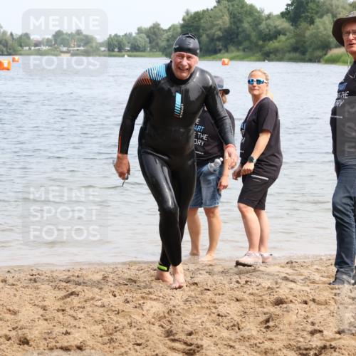 15.06.2025 - 27. Vierlanden-Triathlon Lena Gebhardt http://msf.ph/oto/8035272 15.06.2025 11:22:06 Schwimmen 913, 917, 957 meine-sportfotos.de