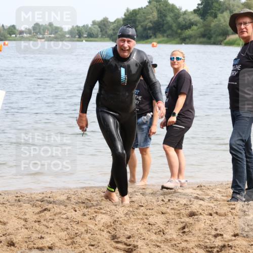 15.06.2025 - 27. Vierlanden-Triathlon Lena Gebhardt http://msf.ph/oto/8035279 15.06.2025 11:22:07 Schwimmen 913, 917, 957 meine-sportfotos.de