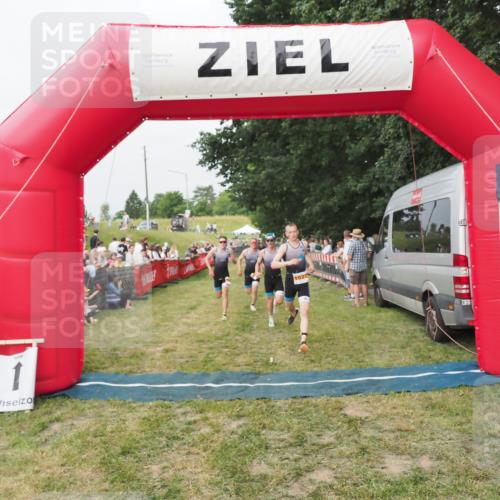 21.06.2025 - 27. Vierlanden-Triathlon MichiJ http://msf.ph/oto/8035283 15.06.2026 12:59:28 Ziel 1024, 1025, 1026, 1027 meine-sportfotos.de