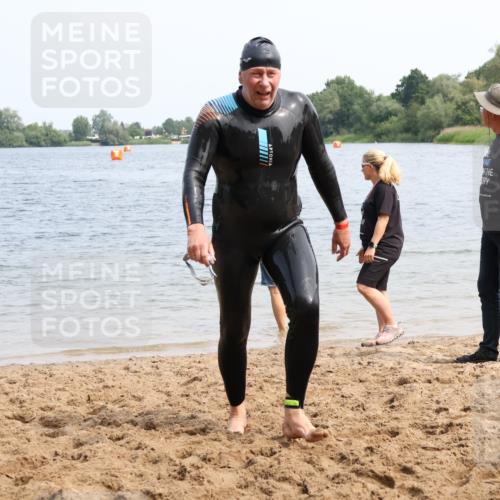 15.06.2025 - 27. Vierlanden-Triathlon Lena Gebhardt http://msf.ph/oto/8035284 15.06.2025 11:22:09 Schwimmen 913, 917, 957 meine-sportfotos.de
