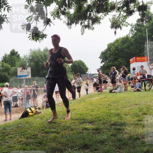 15.06.2025 - 27. Vierlanden-Triathlon KatJ http://msf.ph/oto/8035287 15.06.2025 11:19:57 Schwimmen 899, 915, 964 meine-sportfotos.de