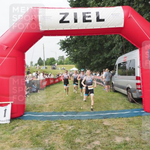 21.06.2025 - 27. Vierlanden-Triathlon MichiJ http://msf.ph/oto/8035288 15.06.2026 12:59:28 Ziel 1024, 1025, 1026, 1027 meine-sportfotos.de