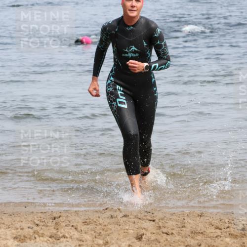 15.06.2025 - 27. Vierlanden-Triathlon Lena Gebhardt http://msf.ph/oto/8035290 15.06.2025 11:22:11 Schwimmen 913, 917, 957 meine-sportfotos.de