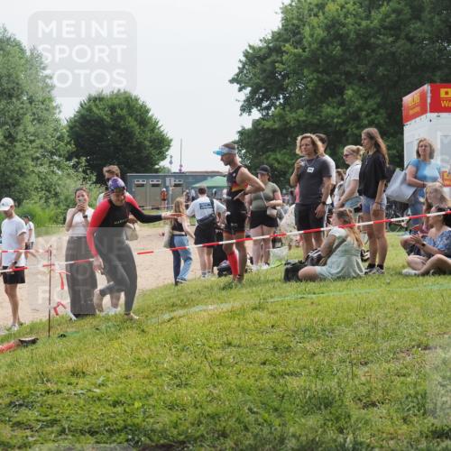 15.06.2025 - 27. Vierlanden-Triathlon KatJ http://msf.ph/oto/8035291 15.06.2025 11:20:02 Schwimmen 806, 889, 899, 915, 932, 964 meine-sportfotos.de