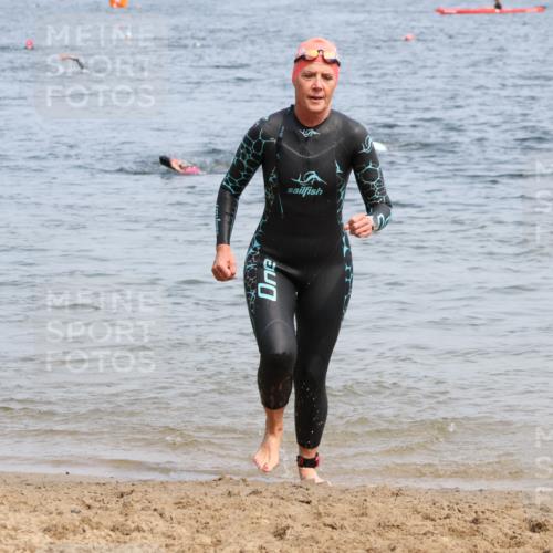 15.06.2025 - 27. Vierlanden-Triathlon Lena Gebhardt http://msf.ph/oto/8035294 15.06.2025 11:22:11 Schwimmen 913, 917, 957 meine-sportfotos.de