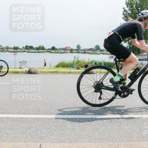 21.06.2025 - 27. Vierlanden-Triathlon H.Heesch http://msf.ph/oto/8035295 15.06.2025 11:43:45 Radfahren 58, 210, 738 meine-sportfotos.de