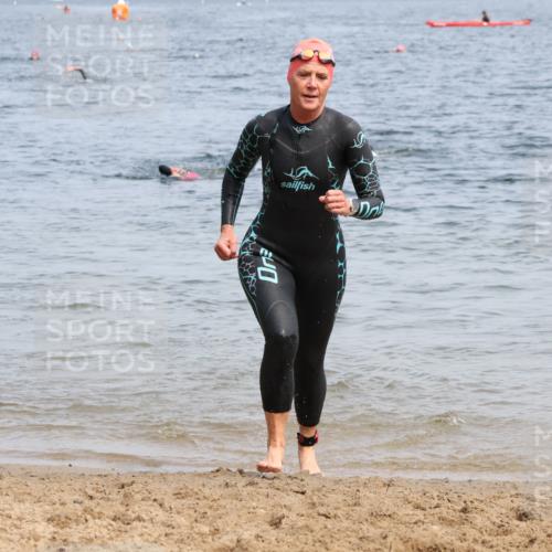 15.06.2025 - 27. Vierlanden-Triathlon Lena Gebhardt http://msf.ph/oto/8035297 15.06.2025 11:22:11 Schwimmen 913, 917, 957 meine-sportfotos.de
