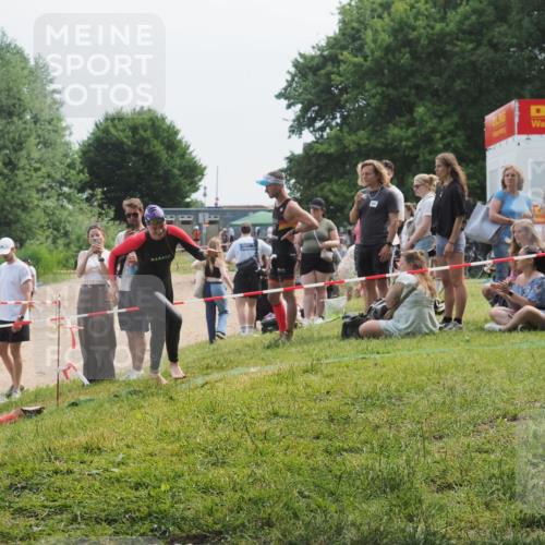 15.06.2025 - 27. Vierlanden-Triathlon KatJ http://msf.ph/oto/8035298 15.06.2025 11:20:02 Schwimmen 806, 889, 899, 915, 932, 964 meine-sportfotos.de