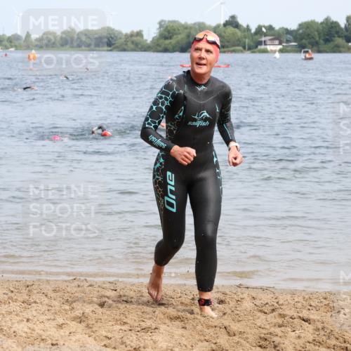 15.06.2025 - 27. Vierlanden-Triathlon Lena Gebhardt http://msf.ph/oto/8035302 15.06.2025 11:22:12 Schwimmen 913, 917, 957 meine-sportfotos.de