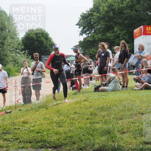 15.06.2025 - 27. Vierlanden-Triathlon KatJ http://msf.ph/oto/8035303 15.06.2025 11:20:03 Schwimmen 806, 889, 899, 915, 932, 964, 976 meine-sportfotos.de
