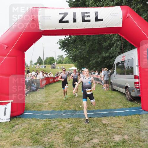 21.06.2025 - 27. Vierlanden-Triathlon MichiJ http://msf.ph/oto/8035304 15.06.2026 12:59:29 Ziel 1024, 1025, 1026, 1027 meine-sportfotos.de