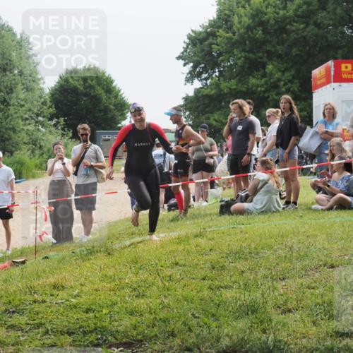 15.06.2025 - 27. Vierlanden-Triathlon KatJ http://msf.ph/oto/8035309 15.06.2025 11:20:03 Schwimmen 806, 889, 899, 915, 932, 964, 976 meine-sportfotos.de