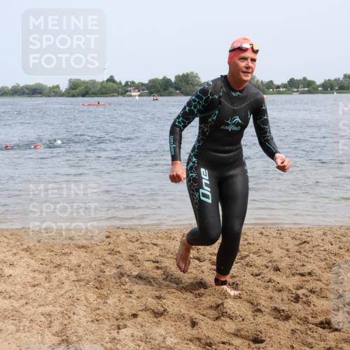 15.06.2025 - 27. Vierlanden-Triathlon Lena Gebhardt http://msf.ph/oto/8035314 15.06.2025 11:22:14 Schwimmen 913, 917, 957 meine-sportfotos.de