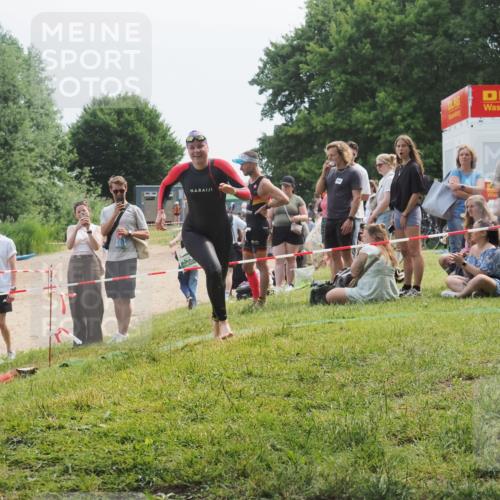 15.06.2025 - 27. Vierlanden-Triathlon KatJ http://msf.ph/oto/8035317 15.06.2025 11:20:03 Schwimmen 806, 889, 899, 915, 932, 964, 976 meine-sportfotos.de