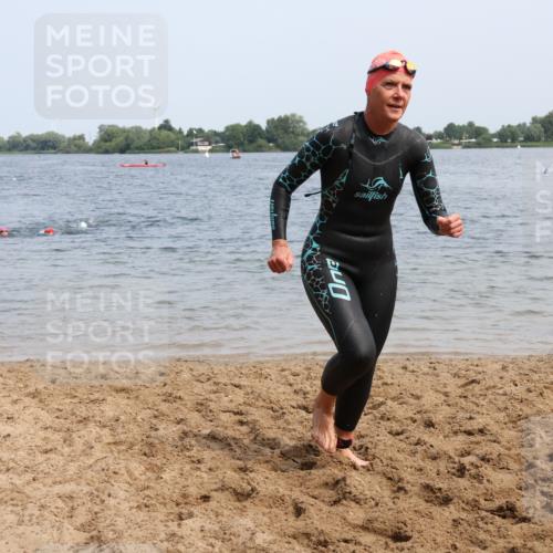 15.06.2025 - 27. Vierlanden-Triathlon Lena Gebhardt http://msf.ph/oto/8035319 15.06.2025 11:22:14 Schwimmen 913, 917, 957 meine-sportfotos.de