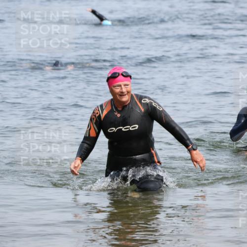 15.06.2025 - 27. Vierlanden-Triathlon Lena Gebhardt http://msf.ph/oto/8035322 15.06.2025 11:22:27 Schwimmen 914 meine-sportfotos.de