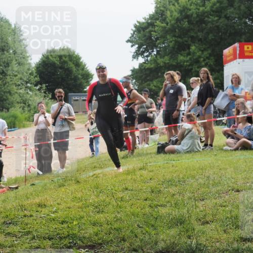 15.06.2025 - 27. Vierlanden-Triathlon KatJ http://msf.ph/oto/8035323 15.06.2025 11:20:03 Schwimmen 806, 889, 899, 915, 932, 964, 976 meine-sportfotos.de