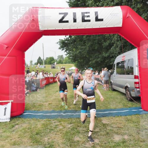 21.06.2025 - 27. Vierlanden-Triathlon MichiJ http://msf.ph/oto/8035324 15.06.2026 12:59:29 Ziel 1024, 1025, 1026, 1027 meine-sportfotos.de