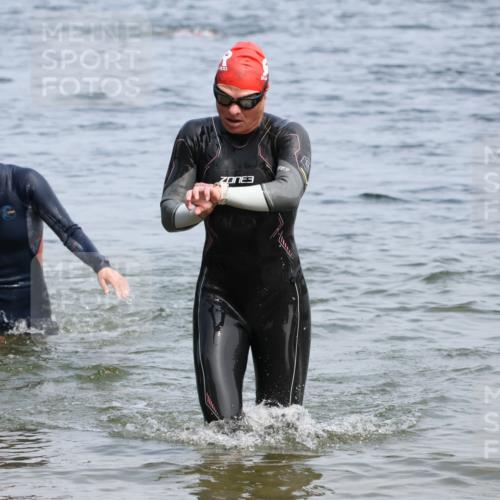 15.06.2025 - 27. Vierlanden-Triathlon Lena Gebhardt http://msf.ph/oto/8035328 15.06.2025 11:22:29 Schwimmen 891, 898, 914 meine-sportfotos.de