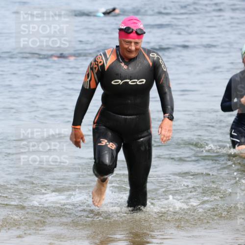 15.06.2025 - 27. Vierlanden-Triathlon Lena Gebhardt http://msf.ph/oto/8035340 15.06.2025 11:22:30 Schwimmen 891, 898, 914 meine-sportfotos.de