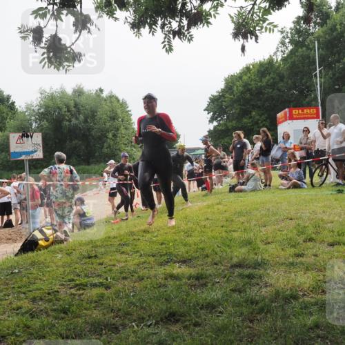 15.06.2025 - 27. Vierlanden-Triathlon KatJ http://msf.ph/oto/8035348 15.06.2025 11:20:04 Schwimmen 806, 889, 899, 930, 932, 964, 976 meine-sportfotos.de