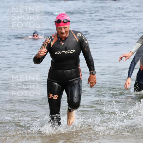 15.06.2025 - 27. Vierlanden-Triathlon Lena Gebhardt http://msf.ph/oto/8035351 15.06.2025 11:22:31 Schwimmen 891, 898, 914 meine-sportfotos.de