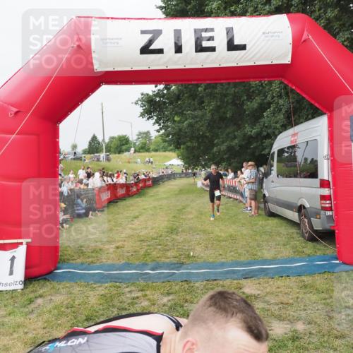21.06.2025 - 27. Vierlanden-Triathlon MichiJ http://msf.ph/oto/8035356 15.06.2026 12:59:33 Ziel 851, 1024, 1025, 1026, 1027 meine-sportfotos.de