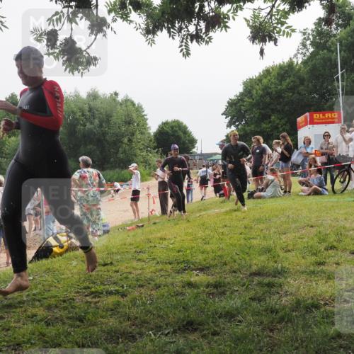 15.06.2025 - 27. Vierlanden-Triathlon KatJ http://msf.ph/oto/8035359 15.06.2025 11:20:05 Schwimmen 806, 889, 930, 932, 964, 976 meine-sportfotos.de