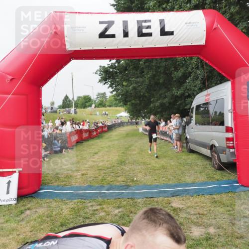 21.06.2025 - 27. Vierlanden-Triathlon MichiJ http://msf.ph/oto/8035363 15.06.2026 12:59:33 Ziel 851, 1024, 1025, 1026, 1027 meine-sportfotos.de