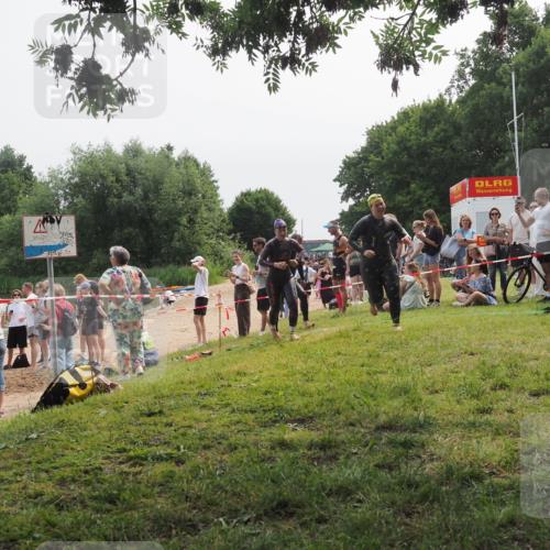 15.06.2025 - 27. Vierlanden-Triathlon KatJ http://msf.ph/oto/8035364 15.06.2025 11:20:05 Schwimmen 806, 889, 930, 932, 964, 976 meine-sportfotos.de