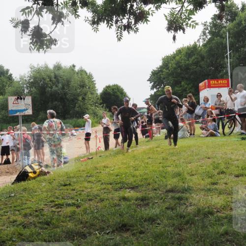 15.06.2025 - 27. Vierlanden-Triathlon KatJ http://msf.ph/oto/8035369 15.06.2025 11:20:05 Schwimmen 806, 889, 930, 932, 964, 976 meine-sportfotos.de