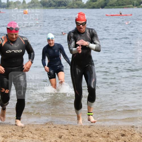 15.06.2025 - 27. Vierlanden-Triathlon Lena Gebhardt http://msf.ph/oto/8035376 15.06.2025 11:22:33 Schwimmen 891, 898, 914 meine-sportfotos.de